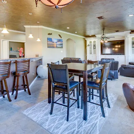 Texas Gulf Home With Patio - 8 Mi To Kemah Boardwalk